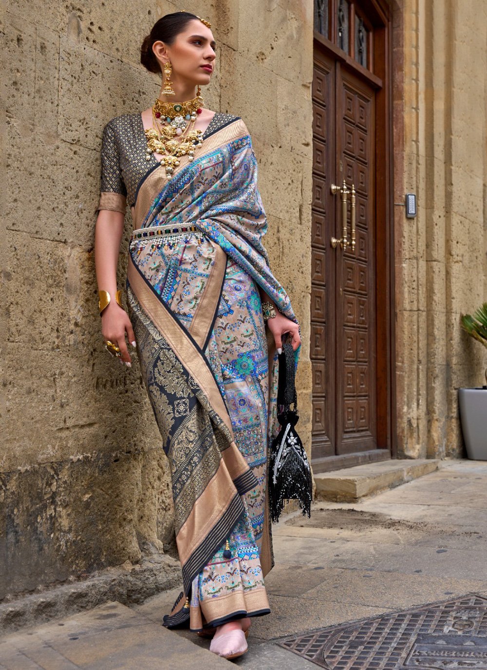 Mouni Roy is a classic beauty in a Banarasi saree – OTTplay