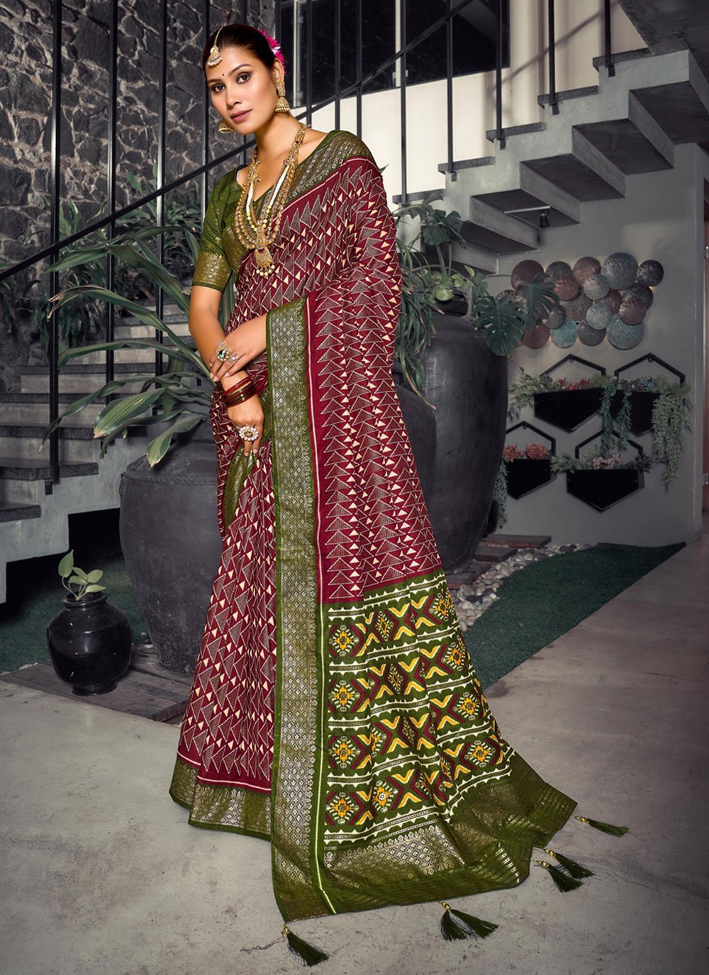 Buy Suta Maroon Green Cotton Acrylic Solid Saree without Blouse online