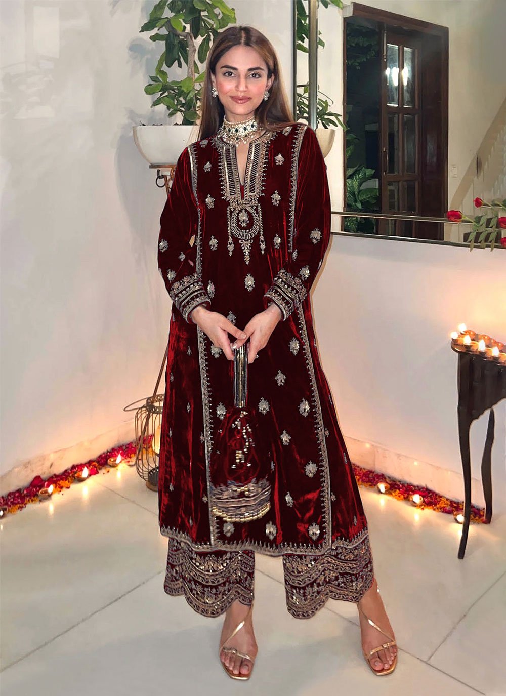 Snazzy Velvet Pakistani Salwar Kameez -