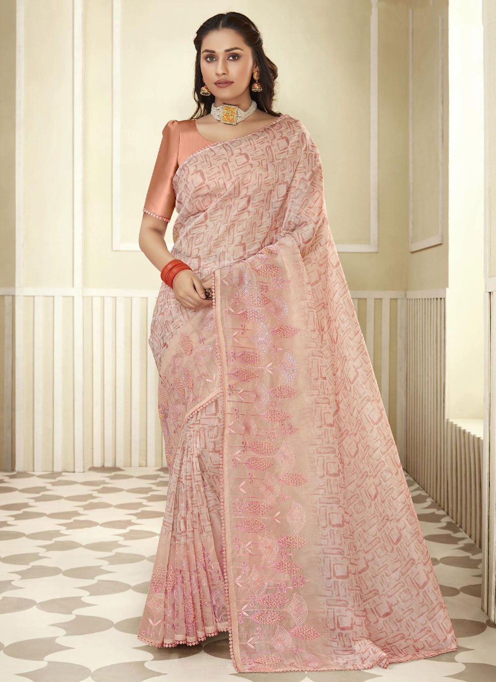 Kajol Give Fashion Goals In A Beautiful Light Peach Saree - Boldsky.com