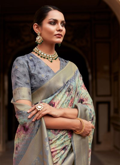 Staring Trendy Saree For Ceremonial