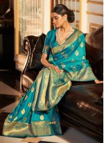 Astonishing Weaving Handloom silk Classic Saree
