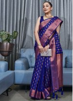 Bedazzling Jacquard Work Engagement Traditional Saree