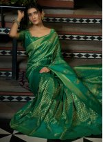 Chic Kanjivaram Silk Weaving Trendy Saree