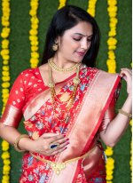 Desirable Traditional Saree For Festival