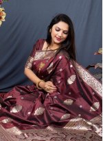 Distinctive Banarasi Silk Contemporary Saree