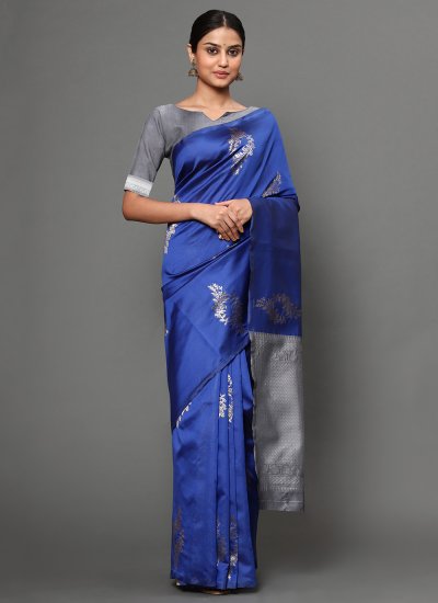 Engrossing Traditional Saree For Ceremonial