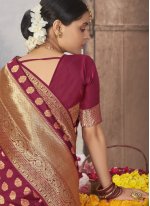Entrancing Jacquard Silk Traditional Designer Saree