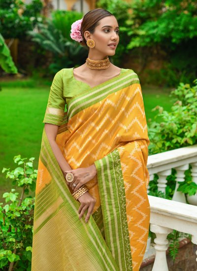 Exceptional Handloom silk Yellow Contemporary Style Saree