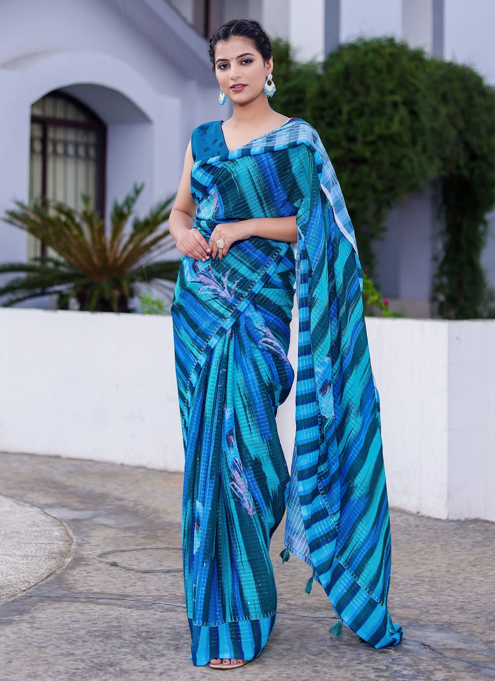 ब्लू साड़ी के साथ इस डिज़ाइन के ब्लाउज़ करें कैरी: Blouse Designs for Blue  Sarees - Grehlakshmi