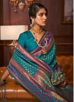 Innovative Weaving Green Handloom silk Trendy Saree