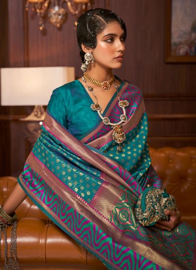 Innovative Weaving Green Handloom silk Trendy Saree
