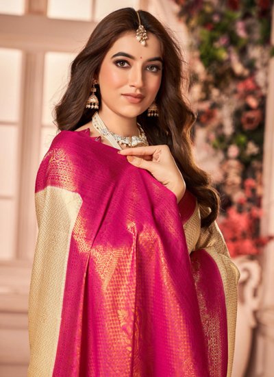 Prominent Trendy Saree For Ceremonial