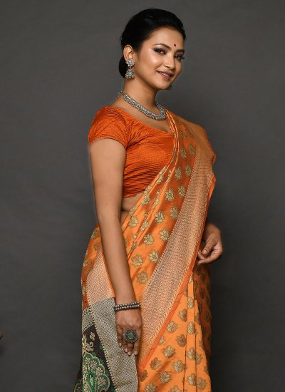
                            Ravishing Weaving Contemporary Style Saree