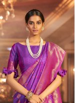 Striking Handloom silk Weaving Trendy Saree