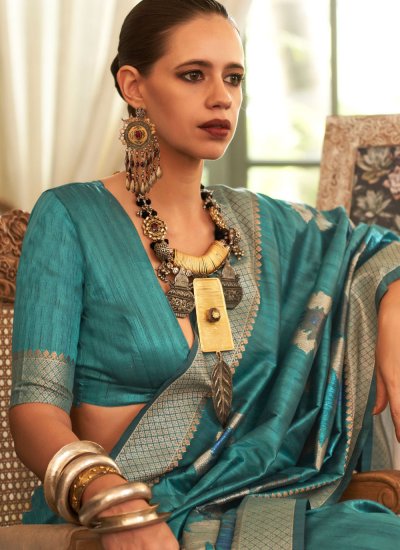
                            Stunning Turquoise Zari Handloom silk Classic Saree