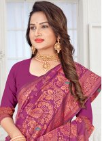 Tantalizing Trendy Saree For Casual