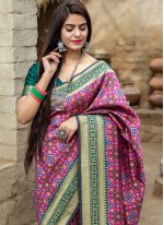 Tempting Rani Weaving Banarasi Silk Traditional Designer Saree