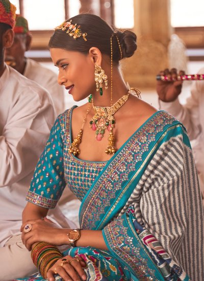 Weaving Patola Silk  Traditional Designer Saree in Multi Colour