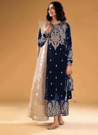 Spectacular Trendy Pakistani Suit For Party