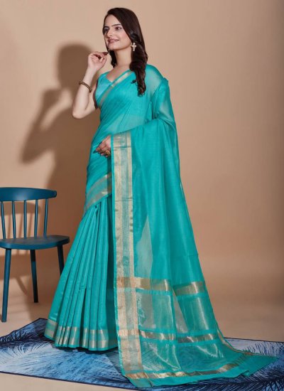 Staring Trendy Saree For Casual