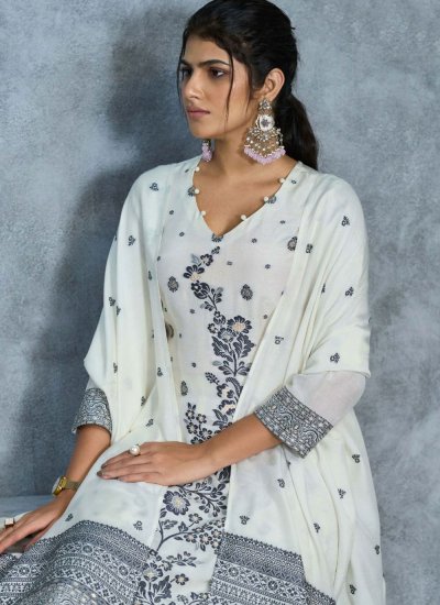 
                            Distinctively Trendy Salwar Kameez For Ceremonial