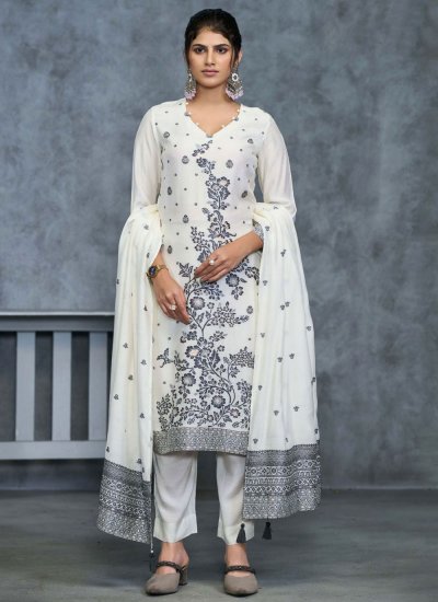Distinctively Trendy Salwar Kameez For Ceremonial