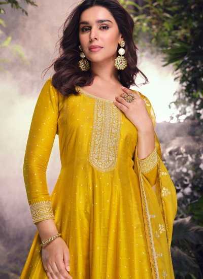 
                            Glamorous Embroidered Mehndi Trendy Salwar Kameez