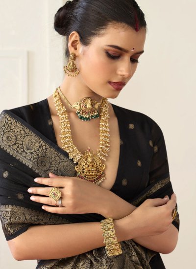 
                            Affectionate Black Woven Traditional Saree