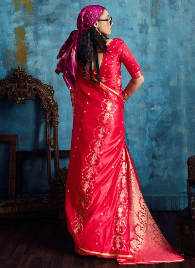
                            Auspicious Handloom silk Red Weaving Classic Saree