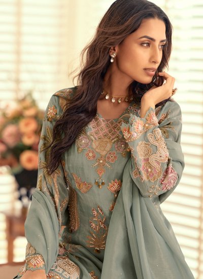 
                            Blissful Pakistani Salwar Kameez For Engagement