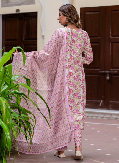 
                            Blooming Purple Floral Print Blended Cotton Salwar Kameez