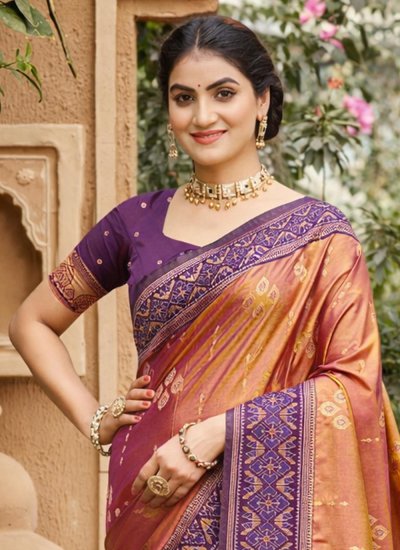 
                            Enchanting Silk Weaving Trendy Saree