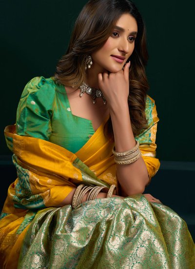 
                            Scintillating Fancy Silk Trendy Saree