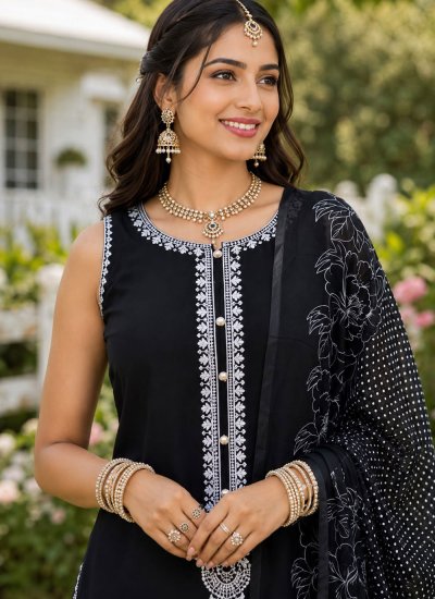 
                            Stupendous Black Salwar Kameez