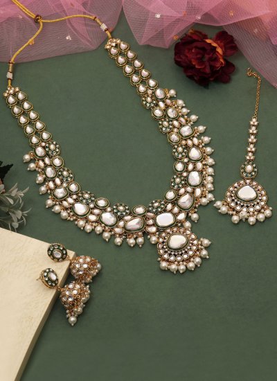 
                            White Color Necklace Set