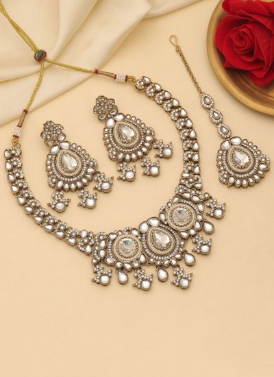 
                            White Color Necklace Set